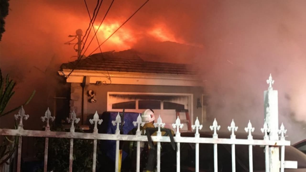 Dos personas desaparecidas por incendio en una mansión