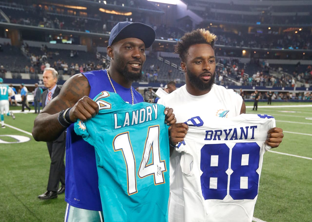 Dez Bryant (izquierda) cuando jugaba con los Dallas Cowboys posa junto a Jarvis Landry (derecha) en su etapa con los Miami Dolphins tras un juego de pretemporada en 2016.