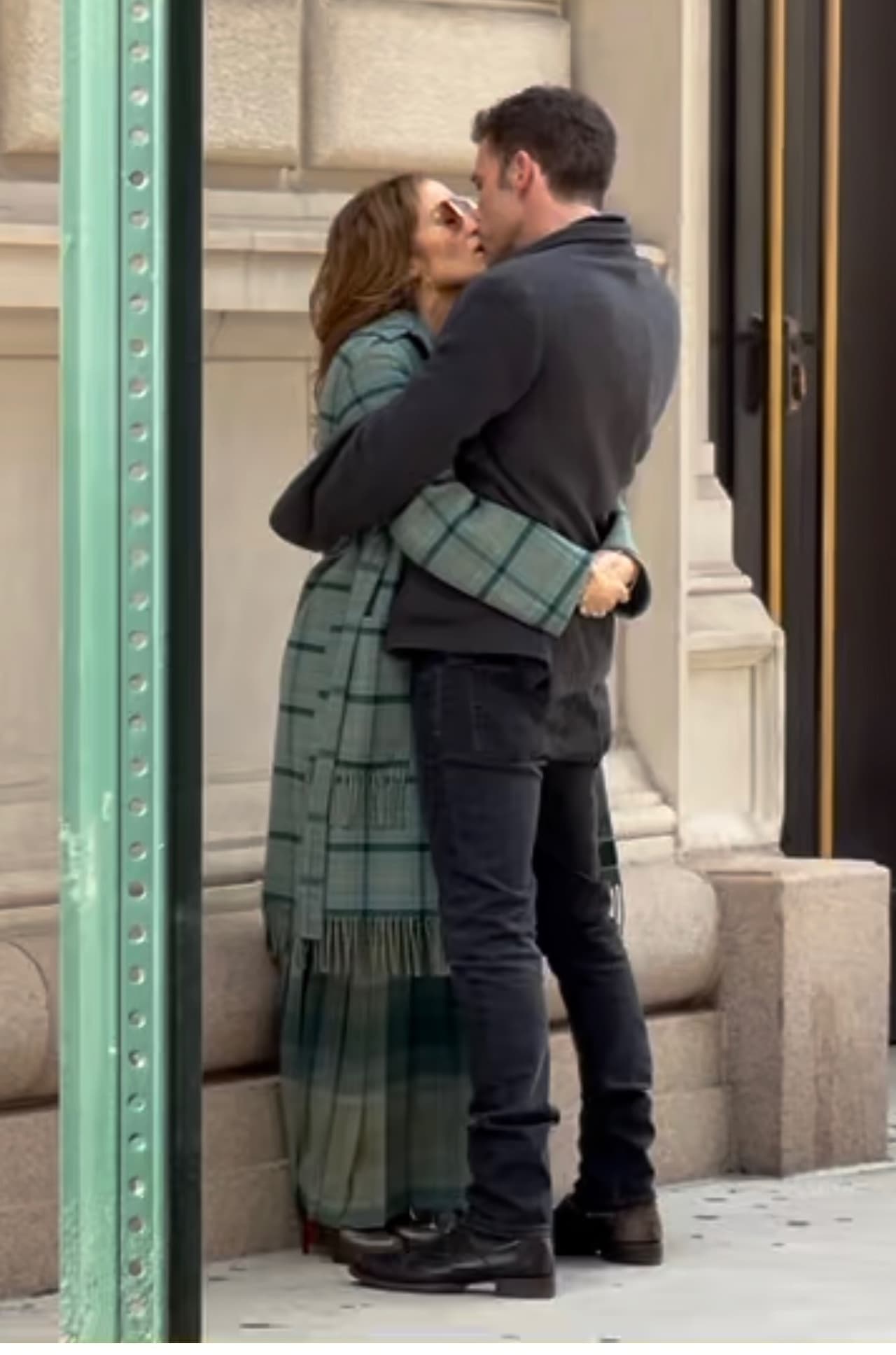 El 'outfit' lo combinó con 
<b><a href="https://www.univision.com/famosos/los-50-looks-mas-memorables-de-jlo-en-50-anos-fotos" target="_blank">unos tacones de la casa Louboutin. </a></b>
<br>