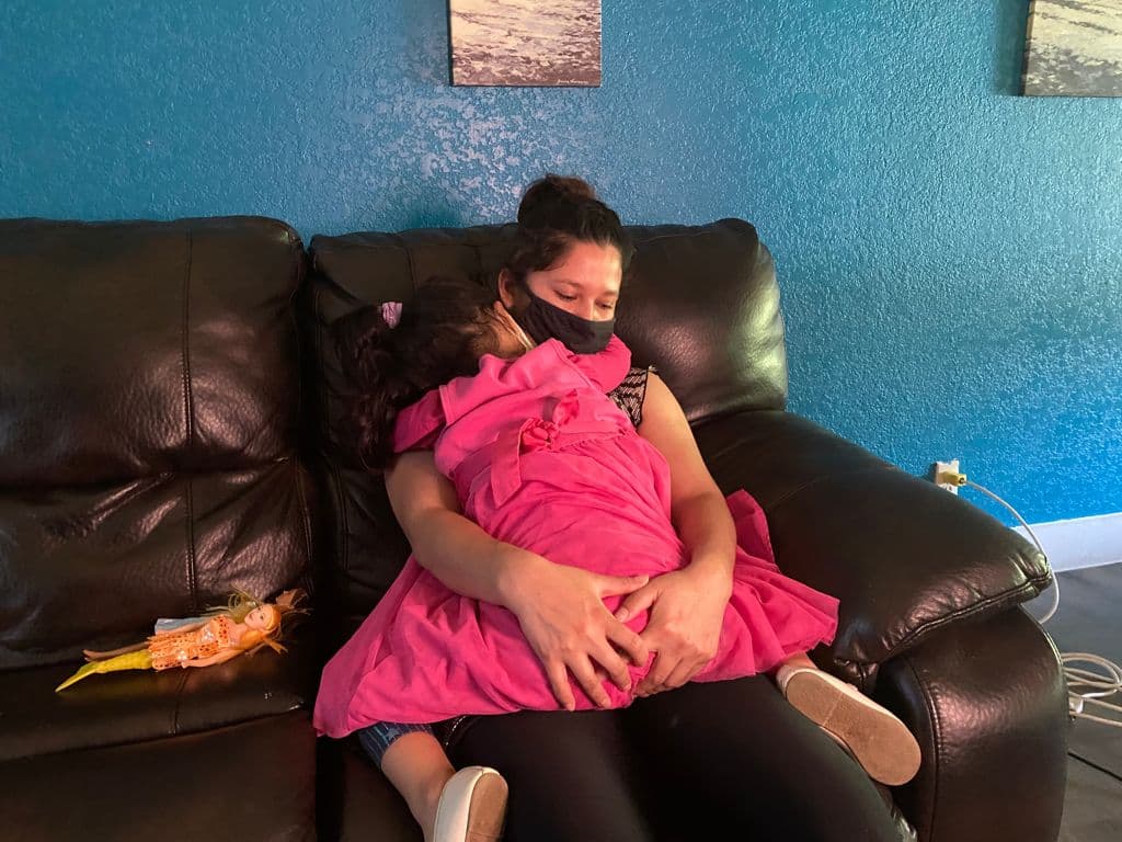 Hasta el momento, la niña ha recibido cuatro quimioterapias, cuyos efectos secundarios la tienen muy decaída.