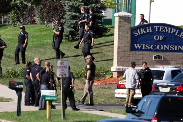 Agosto 5- Siete muertos fue el resultado de un ataque a un templo sij en Wisconsin, a las afueras de Milwaukee. Un hombre blanco llegó armado e irrumpió durante una misa matutina.