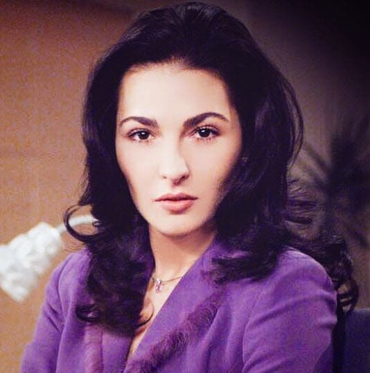 Durante la década de 1990 engalanó las portadas de varias revistas con gran éxito en México, fue así que comenzó su curiosidad por el mundo de la actuación y comenzó a tomar clases.