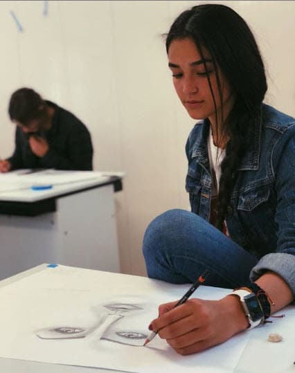 “Yo estudio Negocios internacionales”, reveló Alejandra, quien es una gran amante de la fotografía y tiene en su hermana, Ana Paula, a su modelo principal.