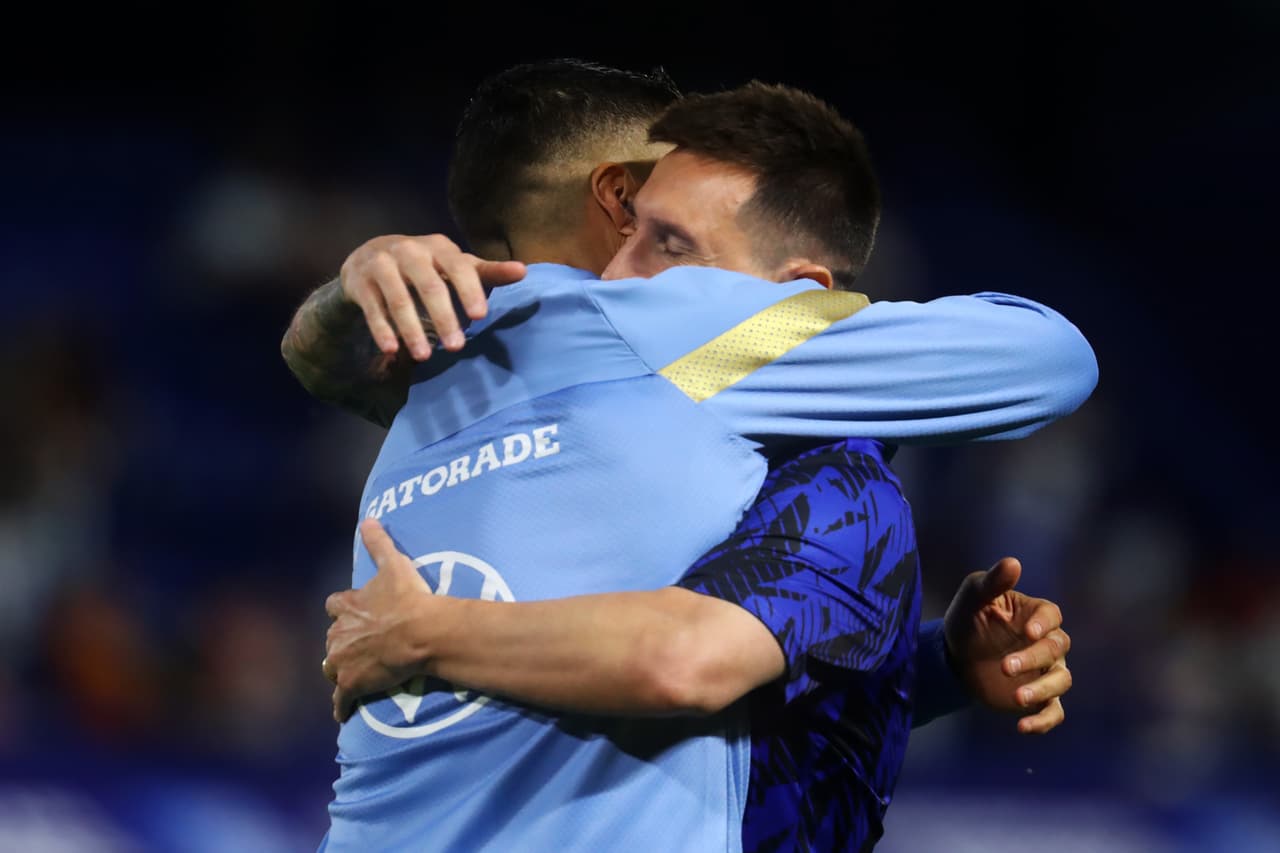 Messi y Suárez roban cámara con emotivo abrazo antes de enfrentarse