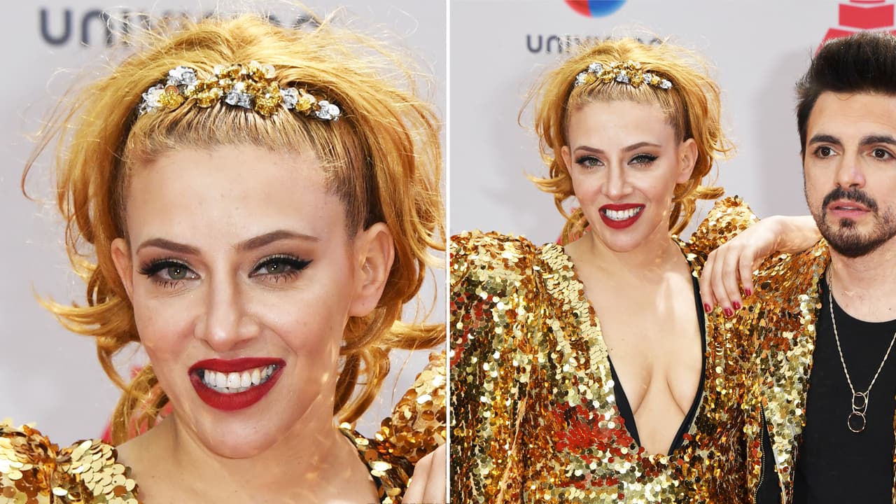 Juliana Gattas de la agrupación argentina Miranda! optó por una peineta con brillo. No se le vio mal y hasta entonaba con su atuendo.