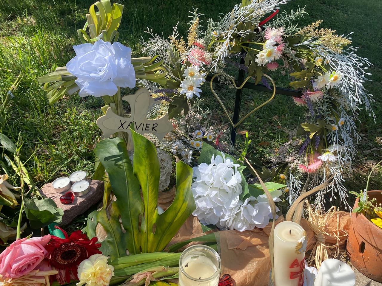 Las autoridades indicaron que el menor murió en la escena y la mujer fue llevada al hospital donde murió más tarde.