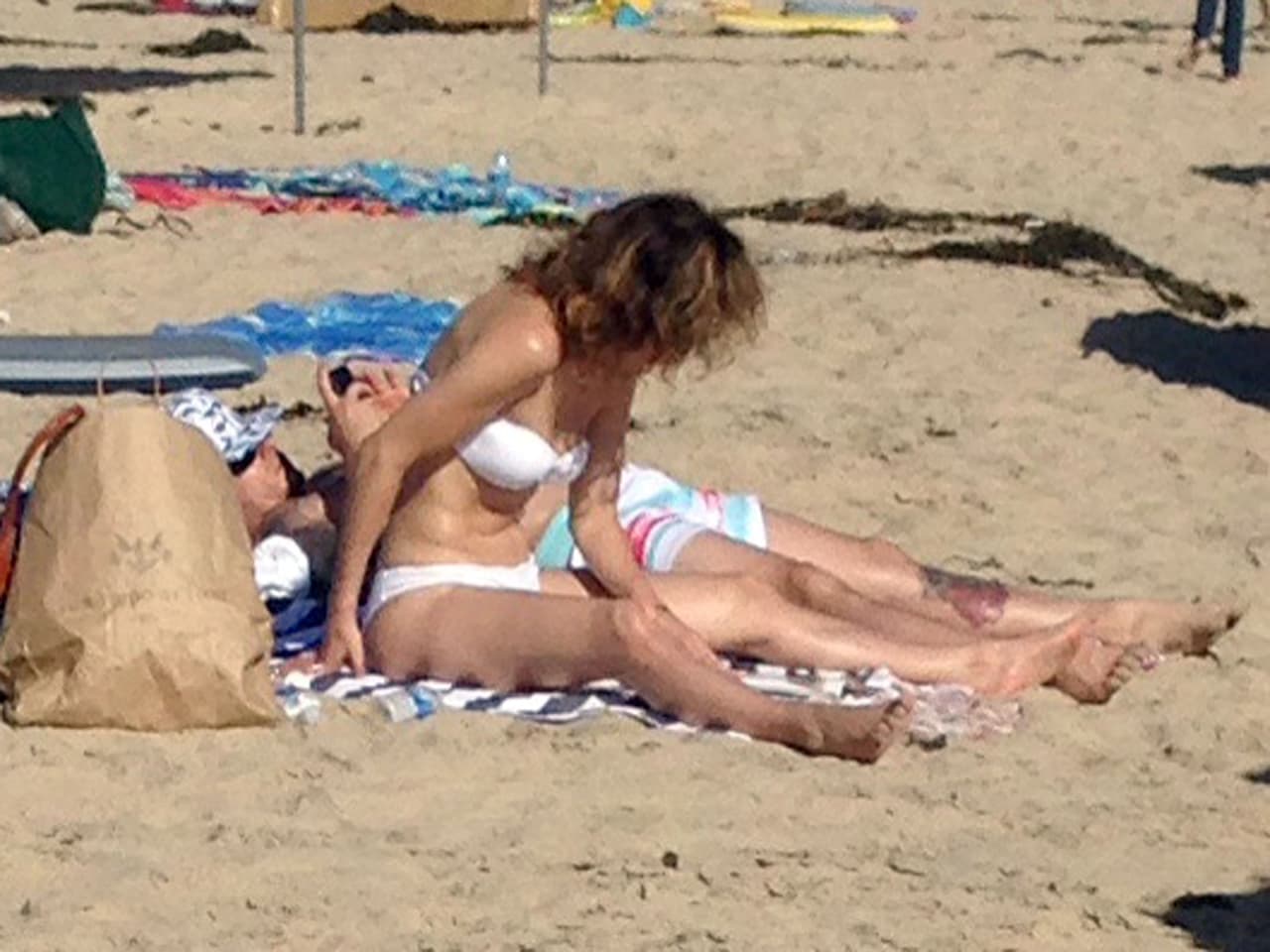 La cantante y actriz Jennifer Lopez junto a su exnovio Casper Smart en una visita a una playa pública de California en 2014.
