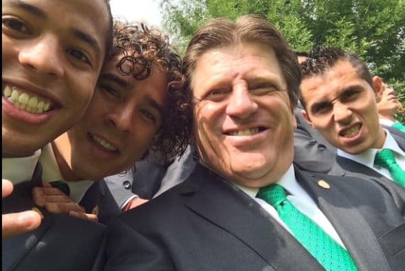 El "Piojo" vuelve a hacer de las suyas con esta selfie previo al abanderamiento del Tri . Foto: Twitter