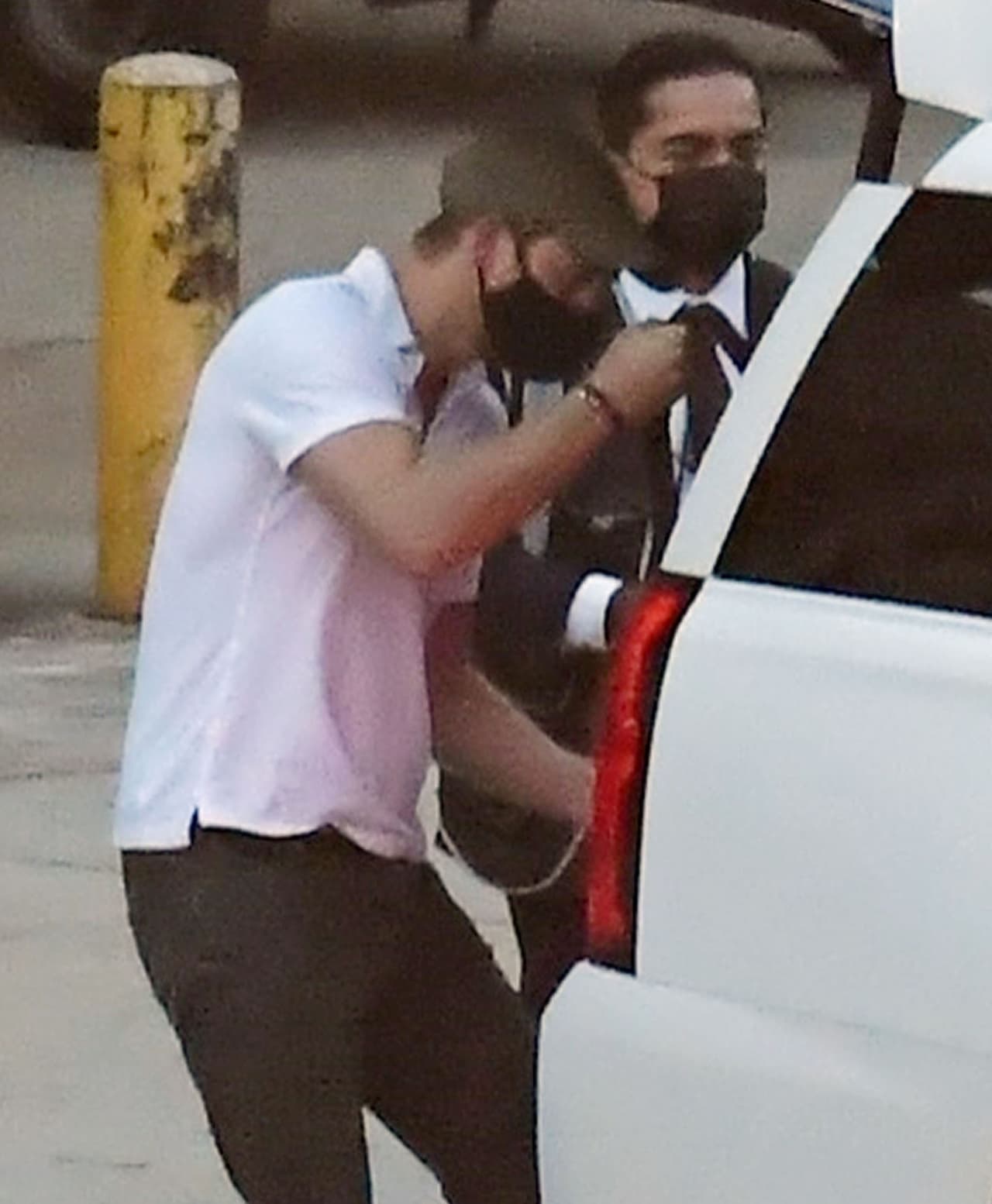 El sábado 3 de julio fue fotografiado por la mañana a su arribo en el aeropuerto de Los Ángeles, 
<b><a href="https://www.univision.com/famosos/meghan-markle-y-el-principe-harry-reaparecen-sonrientes-un-dia-despues-de-despedir-a-15-personas-en-buckingham-fotos" target="_blank">con un look muy relajado. </a></b>
<br>