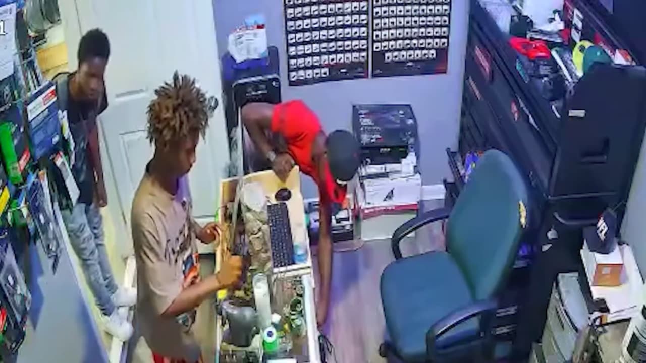 Roban casi 4 mil dólares en tienda de audio para autos en Forest Park y todo queda grabado en video