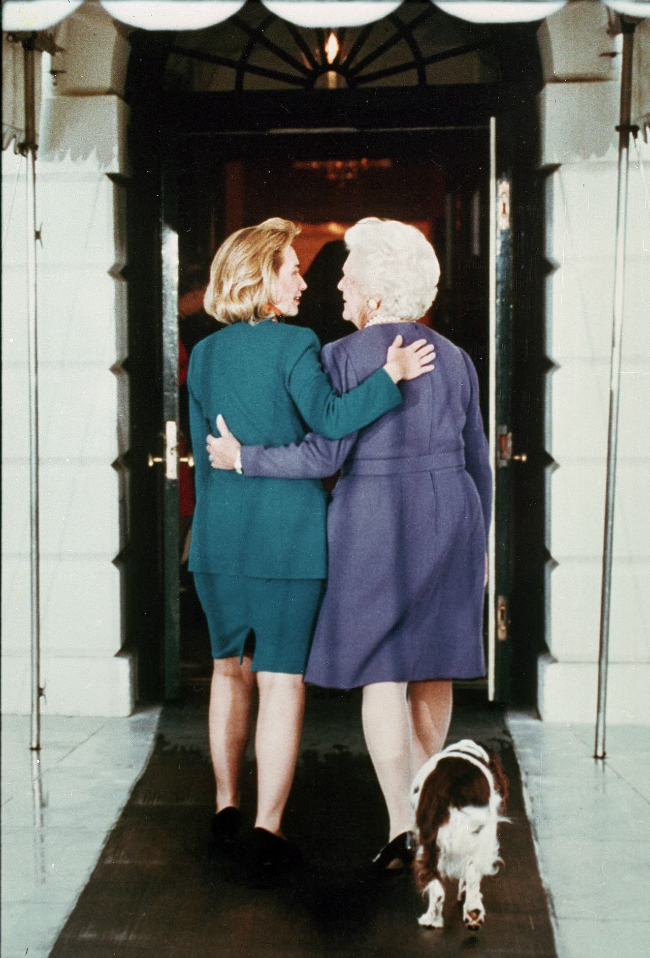 Después de estar solo cuatro años en la Casa Blanca, una vez que su marido no ganó la reelección, Bárbara Bush le dio la bienvenida en 1992 a su sucesora Hillary Clinton. (AP Photo/Ron Edmonds)