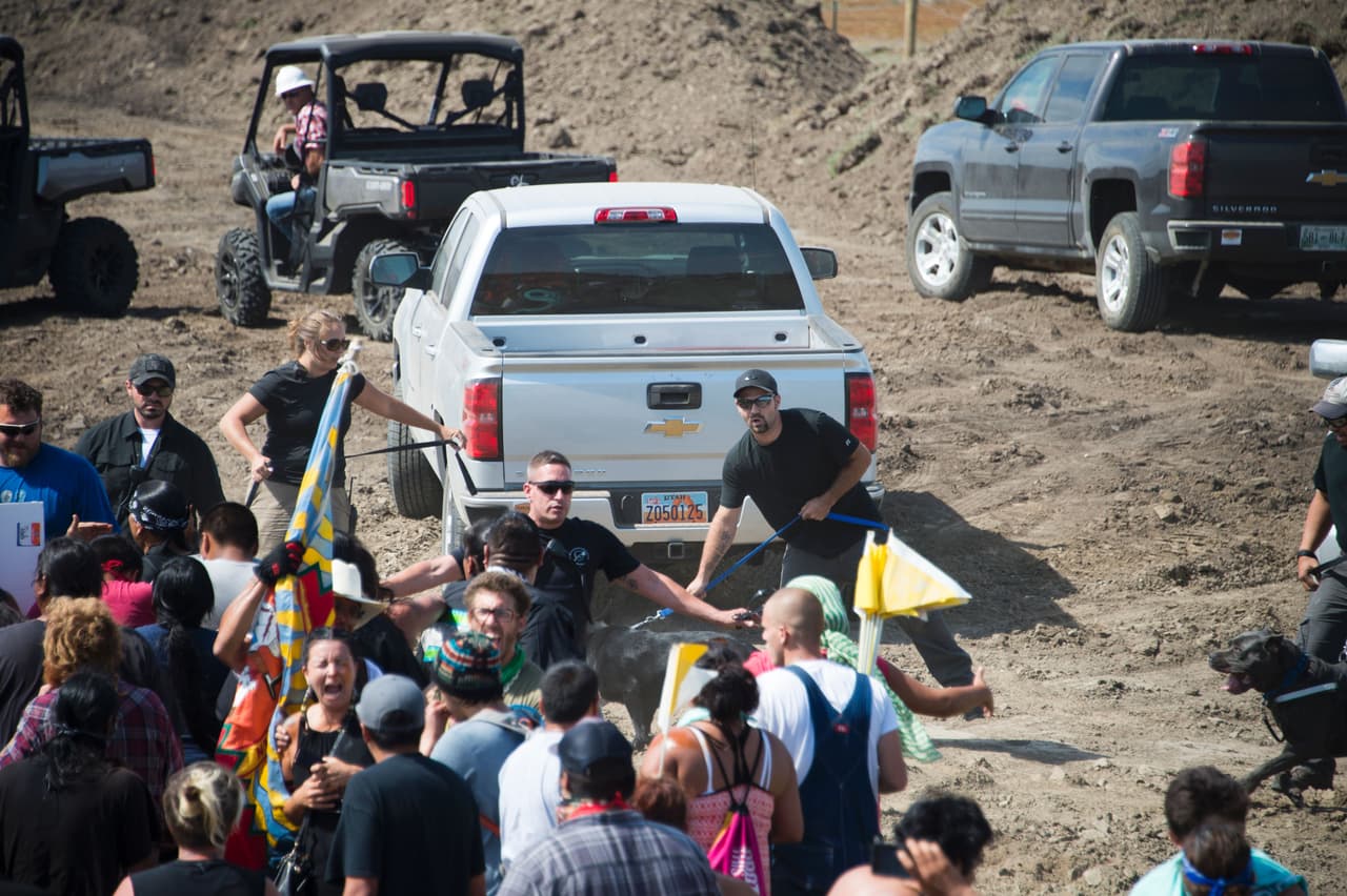 Los manifestantes y el personal de seguridad privada se enfrentan durante la protesta para detener la construcción del oleoducto DAPL en tierras sagradas para la tribu Sioux, en Dakota del Norte.