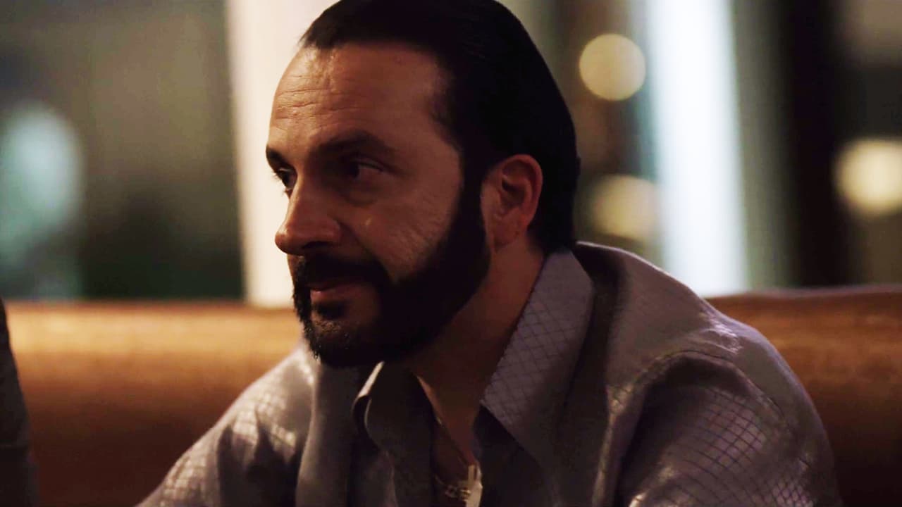 Ismael, Nazario Moreno, Dámaso and 
<b>‘El Arriero’</b> found out that 
<b><a href="http://www.univision.com/series/el-chapo/antonio-de-la-vega-is-arturo-bernal-leyda-in-el-chapo">Arturo Bernal Leyda</a></b> had proposed himself as intermediary between ‘Chente’ and ‘El Cano’ in order to find peace.