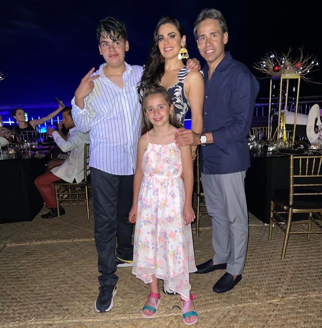 Santiago ya tiene 15 años y mide 5'7" (1.70 m), pero su mente razona como la de un niño de 5, según ha explicado la actriz en varias entrevistas.