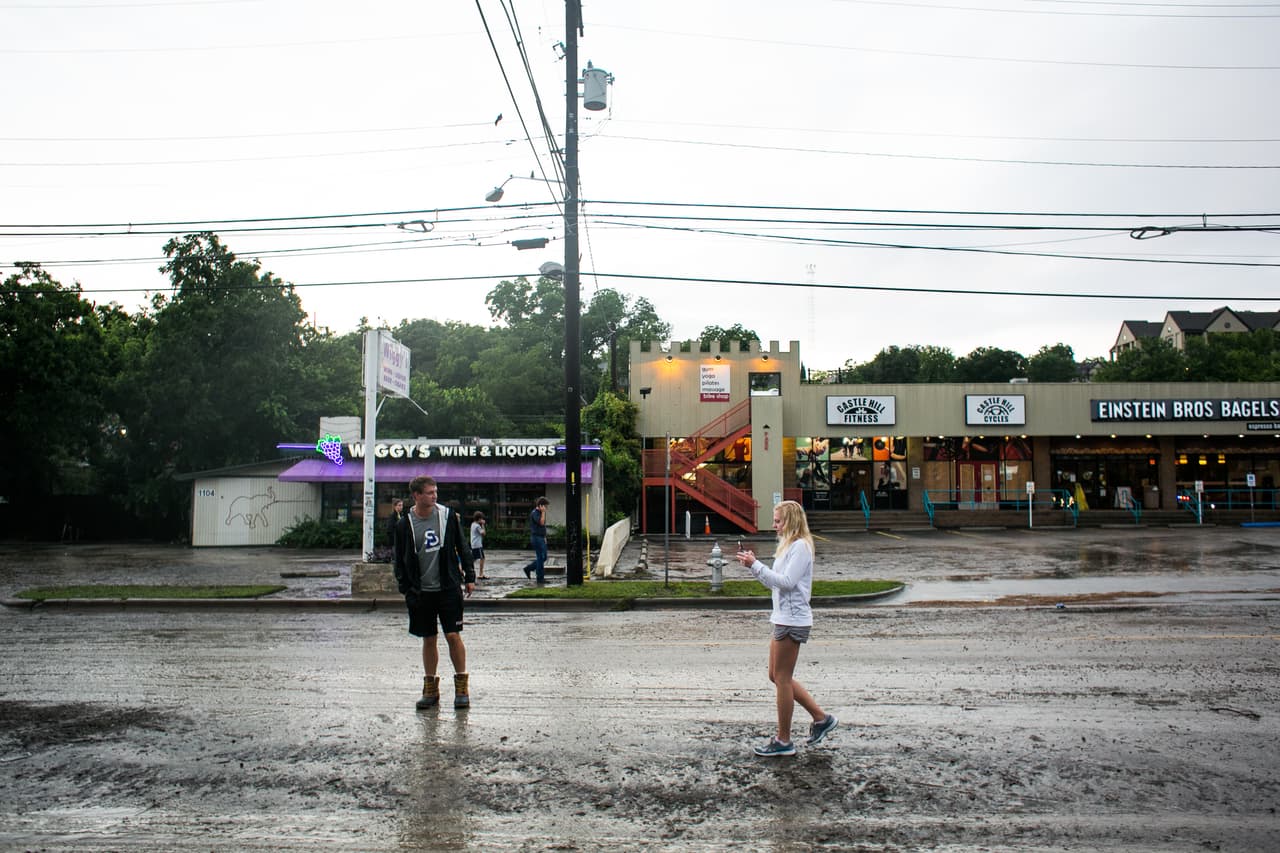 Algunas zonas de la ciudad quedaron bajo el agua luego de intensas lluvias.