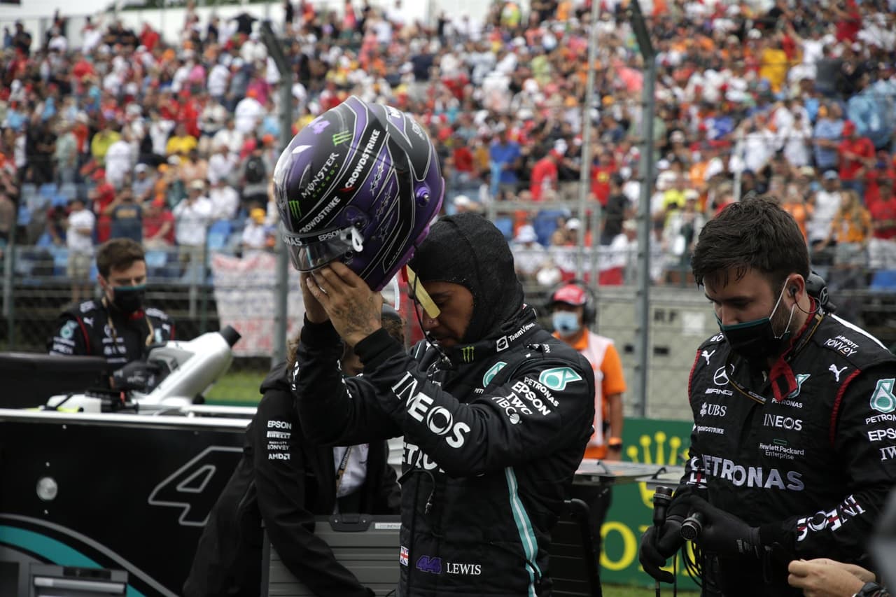 Esteban Ocon es campeón del Gran Premio de Hungría. La carrera se vio accidentada y detenida con bandera roja cuando Bottas se deslizó hacia la parte trasera del McLaren de Norris, quien se inclinó hacia el auto de Verstappen, y Bottas se estrelló contra el segundo Red Bull de Sergio Pérez. Stroll intentó zambullirse por el interior en la curva 1, pero golpeó el Ferrari de Charles Leclerc, que a su vez chocó contra Ricciardo. Vettel fue segundo y Hamilton consiguió la tercera posición.