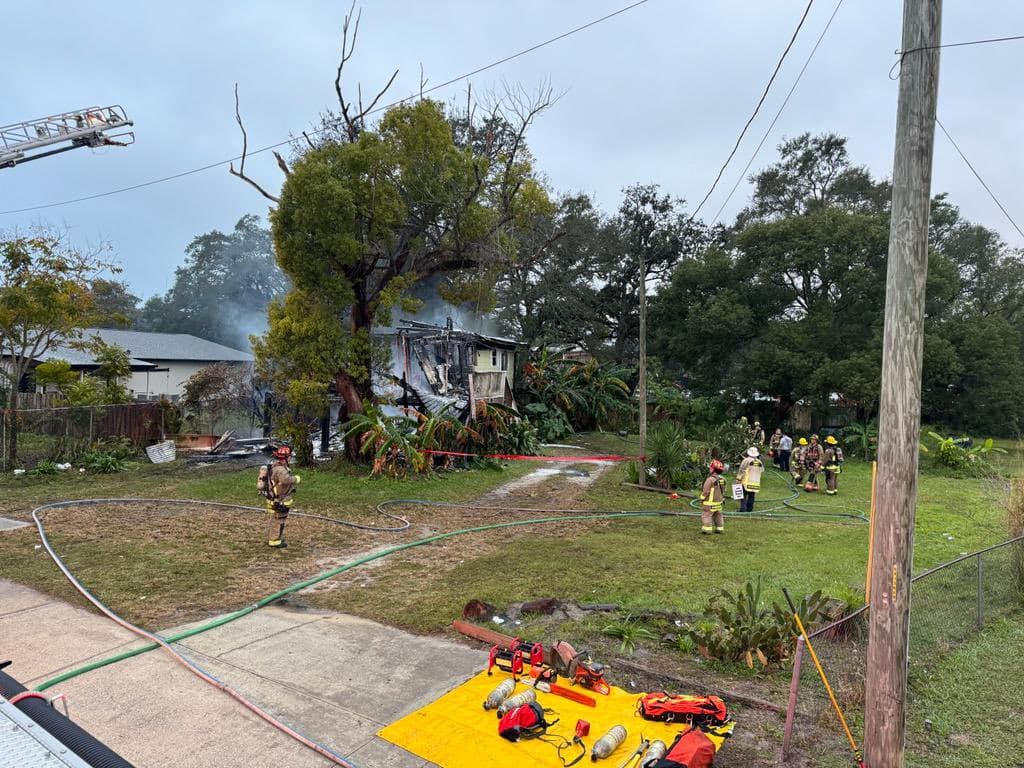 La causa del incendio sigue bajo investigación, según informó el Jefe de Bomberos del Estado.