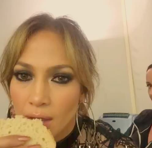 Para cerrar con broche de oro, te mostramos a JLo, que de vez en cuando se da sus gustitos.