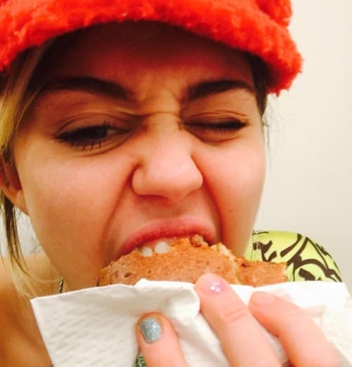 Miley Cyrus es otra famosa que celebra en cualquier momento del año el Día Internacional Sin Dieta.