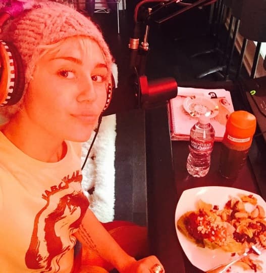 A la cantante le fascina la comida, y aunque come demasiado es súper esbelta.