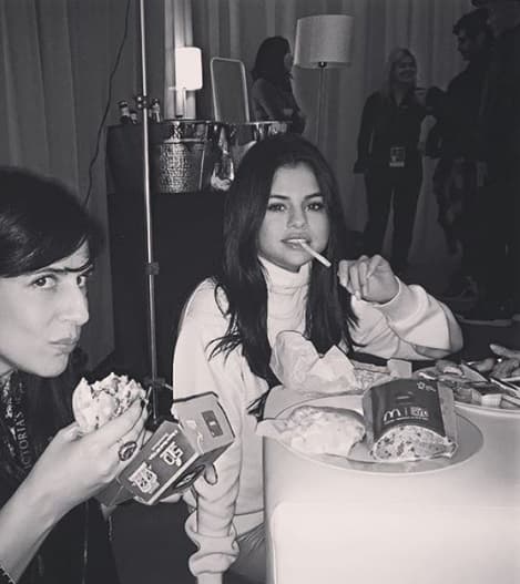 Pero nada puede cambiar una rica y jugosa hamburguesa con papas fritas.