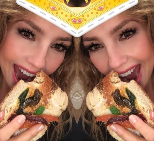 Y para cada época del año celebra, pero comiendo, por ejemplo, dando una mordida a la tradicional rosca de reyes.