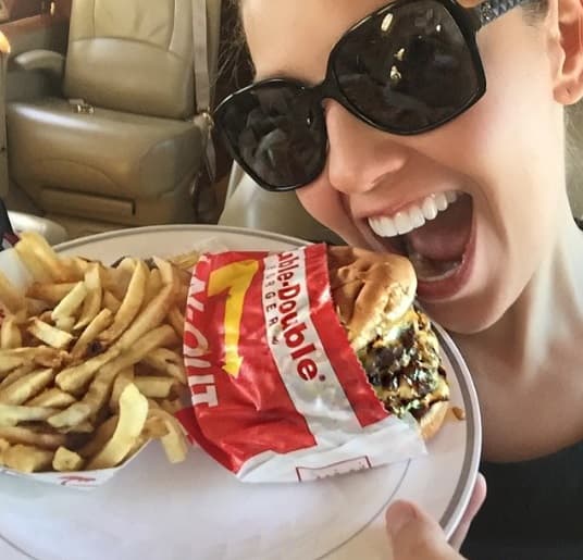 Thalía tiene un cuerpazo envidiable, y no por eso deja de comer todo lo que le gusta, por eso es una fiel representante del Día Internacional Sin Dietas.