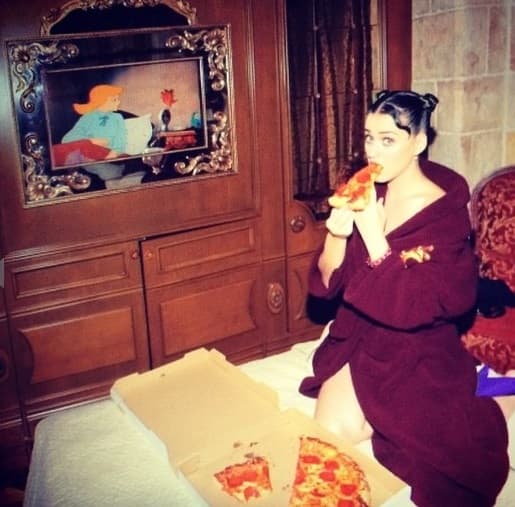 Otra fanática de la pizza es Katy Perry, a quien le fascina comer.