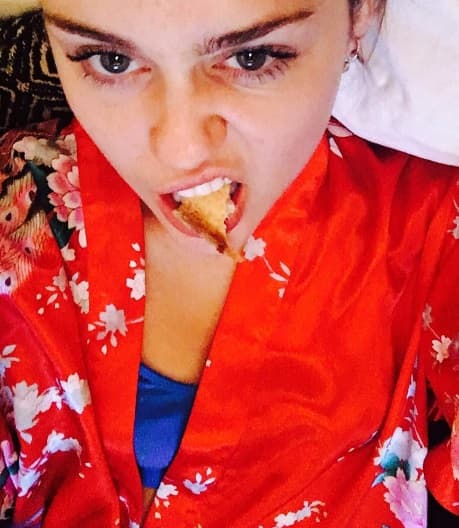 Y claro, rompe la dieta comiendo pizza.