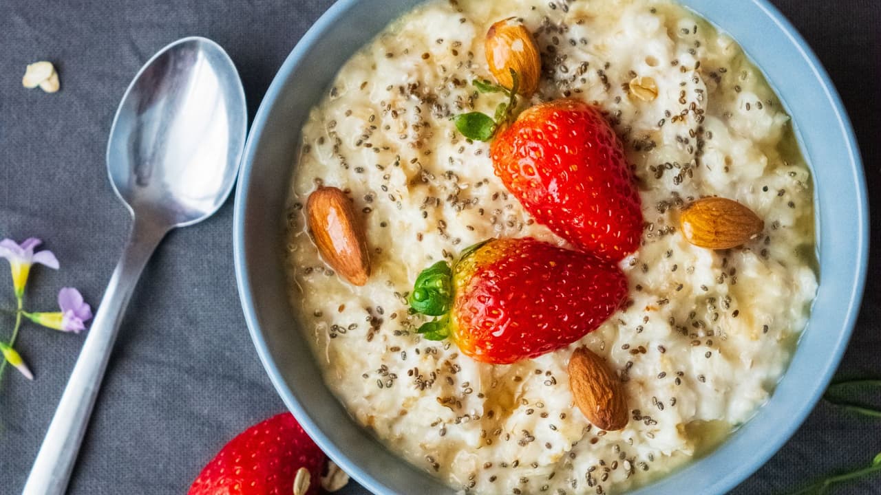 Receta de avena de fresas con crema y chía para un desayuno saludable