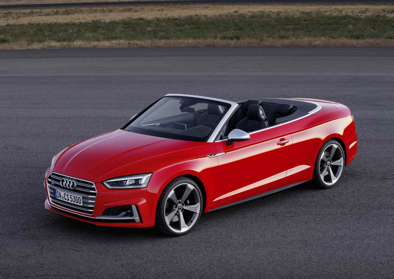 Otro detalle en la parte delantera del
<b>Audi S5 Cabriolet</b> es heredado del A5, la
<b>enorme parrilla, más ancha</b> que sus respectivas versiones anteriores.