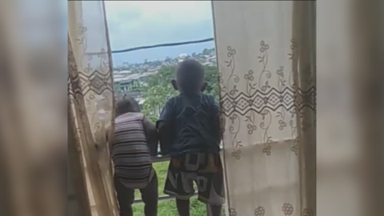 <b>Niña de 2 años cae de un balcón mientras su madre la grababa con el celular</b>
<br>
<br>En video quedó grabado el momento en que la pequeña se encontraba jugando con su hermano mayor y de repente cae al vacío. Al parecer la progenitora de la bebé intentó esconder el video para evitar el peso de la ley.