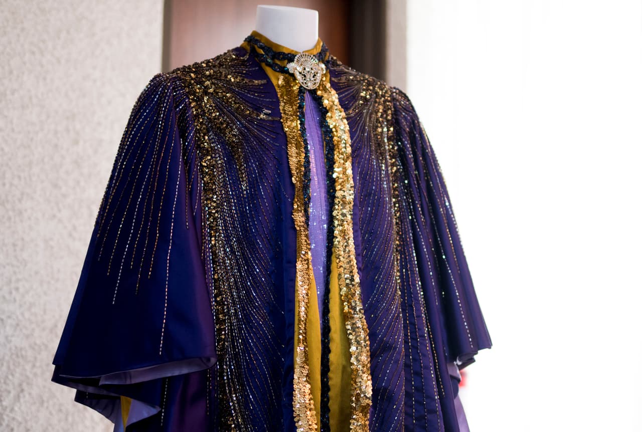 Una de las peculiares capas del astrólogo fue parte de la decoración del evento. Según una reseña de AP, entre los admiradores que asistieron al funeral público había mujeres mayores con vestuario formal y jóvenes con calzado deportivo y camisetas sin mangas.