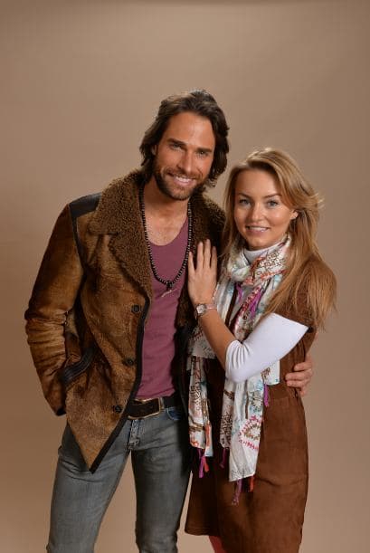 La pareja del momento está disfrutando de su amor por todo lo alto en Latin GRAMMY. Aquí te traemos su historia de amor.