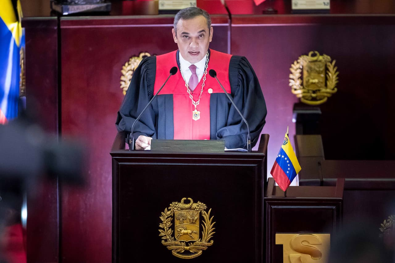 CAR001. CARACAS (VENEZUELA), 14/02/2018.- El presidente del Tribunal Supremo de Justicia, Maikel Moreno, habla durante el acto de apertura del año judicial hoy, miércoles 14 de febrero del 2018, en Caracas (Venezuela). Moreno, dijo hoy que propondrá cambios en el marco legal del país caribeño para poder castigar lo que considera "nuevas formas de delitos". EFE/MIGUEL GUTIÉRREZ