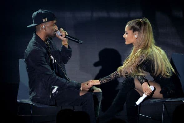 Fue con un abrazo que Justin Bieber le dio a Grande arriba del escenario con lo que las esperanzas de reconciliación entre los dos se vinieron abajo.