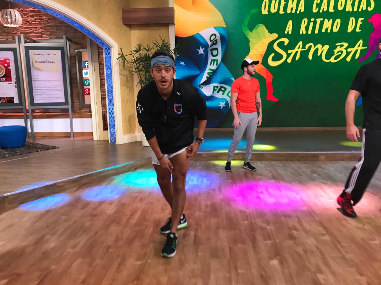 Y cachamos a Rodolfo Landeros presumiendo pierna.