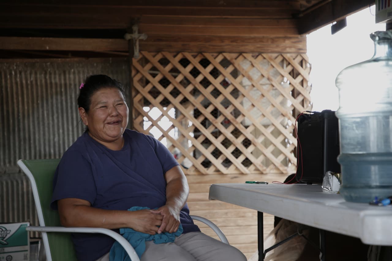 <b>Francine Jose, reserva binacional indígena Tohono O’odham (Arizona/Sonora).</b> Francine Jose vive a pocas millas de la frontera entre EEUU y México, en el 
<b><a href="https://www.univision.com/arizona/ktvw/noticias/la-frontera-partio-nuestro-territorio-los-indigenas-que-pueden-votar-en-mexico-y-en-estados-unidos-video">territorio de la nación Tohono O’odham</a></b>. Su tribu se niega rotundamente a que en sus tierras se construya un muro fronterizo y eso les convierte en uno de los puntos más atractivos para los migrantes que quieren llegar a Estados Unidos . Su vivienda está en mitad de la nada, solamente rodeada por cactus y con frecuencia recibe visitas inesperadas de migrantes perdidos en un desierto, que llega a superar los 125 grados Fahrenheit. “Quiero ayudarles, pero no quiero meterme en problemas", dice la mujer.