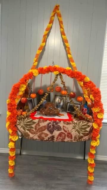 Un diseño muy original eligió Maribel Valencia para su altar de muertos en colores naranjas y amarillo.