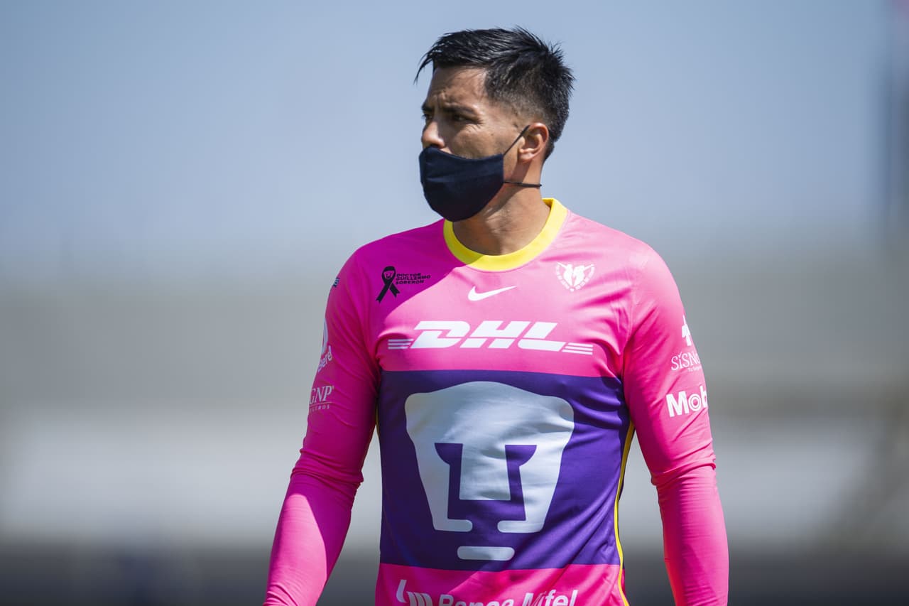 Posicion adelantada de Rubens Sambueza y no hay peligro.