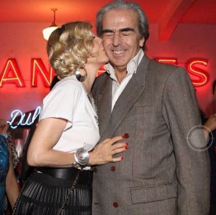 Lazo los acompaña con frases motivacionales en los que le recuerda a sus seguidores que: "Siempre hay un motivo para amar" y "siempre hay razón de sonreírle a la vida"