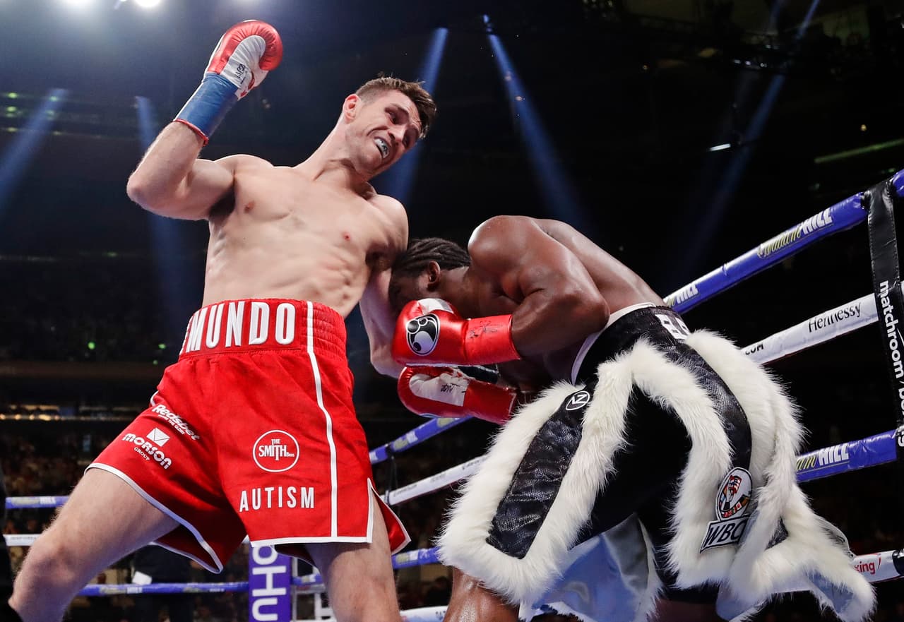 Al igual que sus hermanos, Callum debutó profesionalmente en el boxeo en octubre de 2012.
<br>