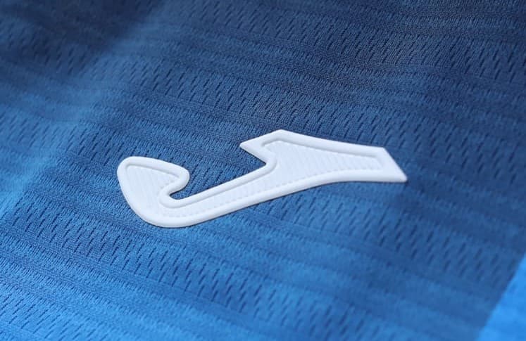 Cruz Azul se lució con esta playera, pues hace un guiño a su campeonato colocando su estrella arriba del escudo.