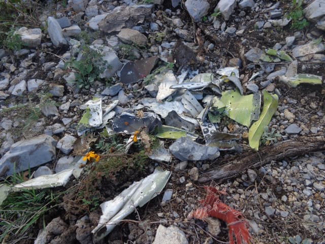 Un año después del accidente, todavía se podían observar partes del avión privado que cayera en este lugar.