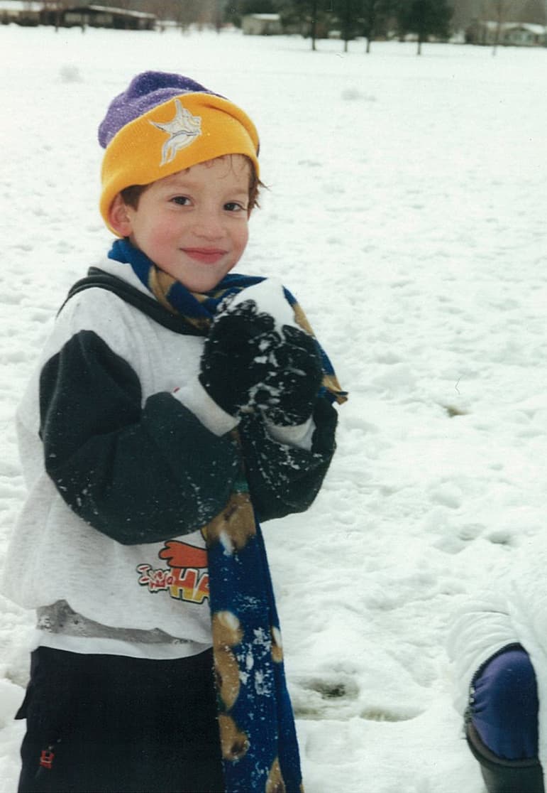 En casa le dicen malcriado, colecciona los corazones de las chicas y se describe como funny, shy y excited.