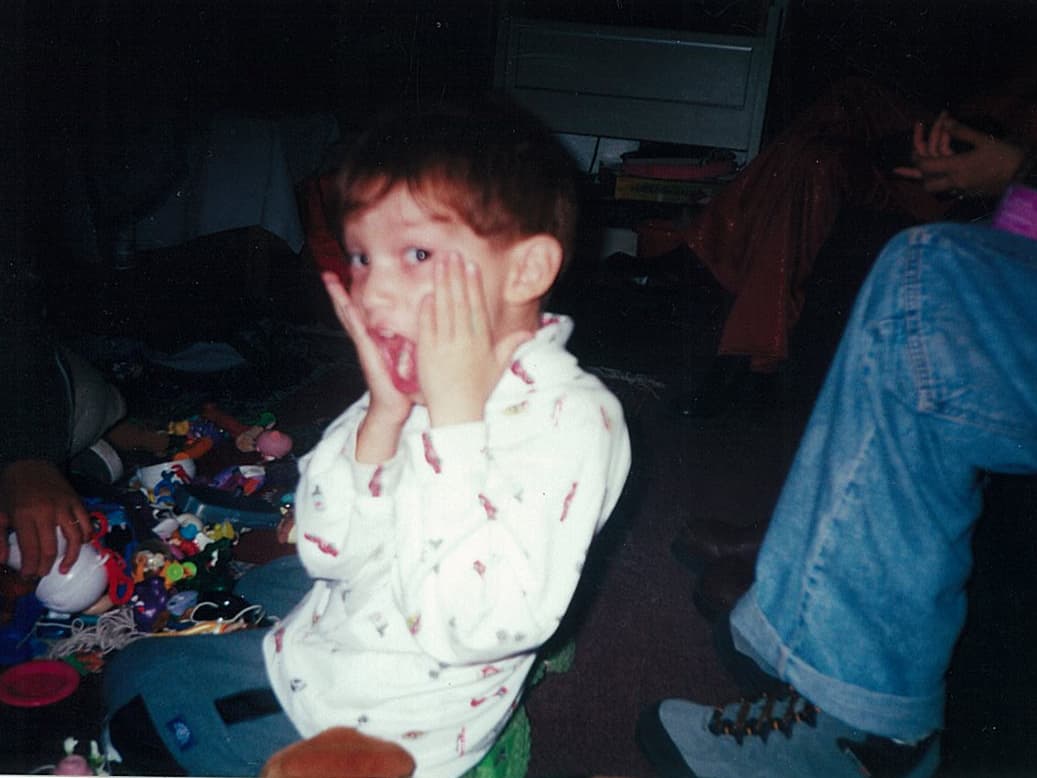 En casa le dicen malcriado, colecciona los corazones de las chicas y se describe como funny, shy y excited.