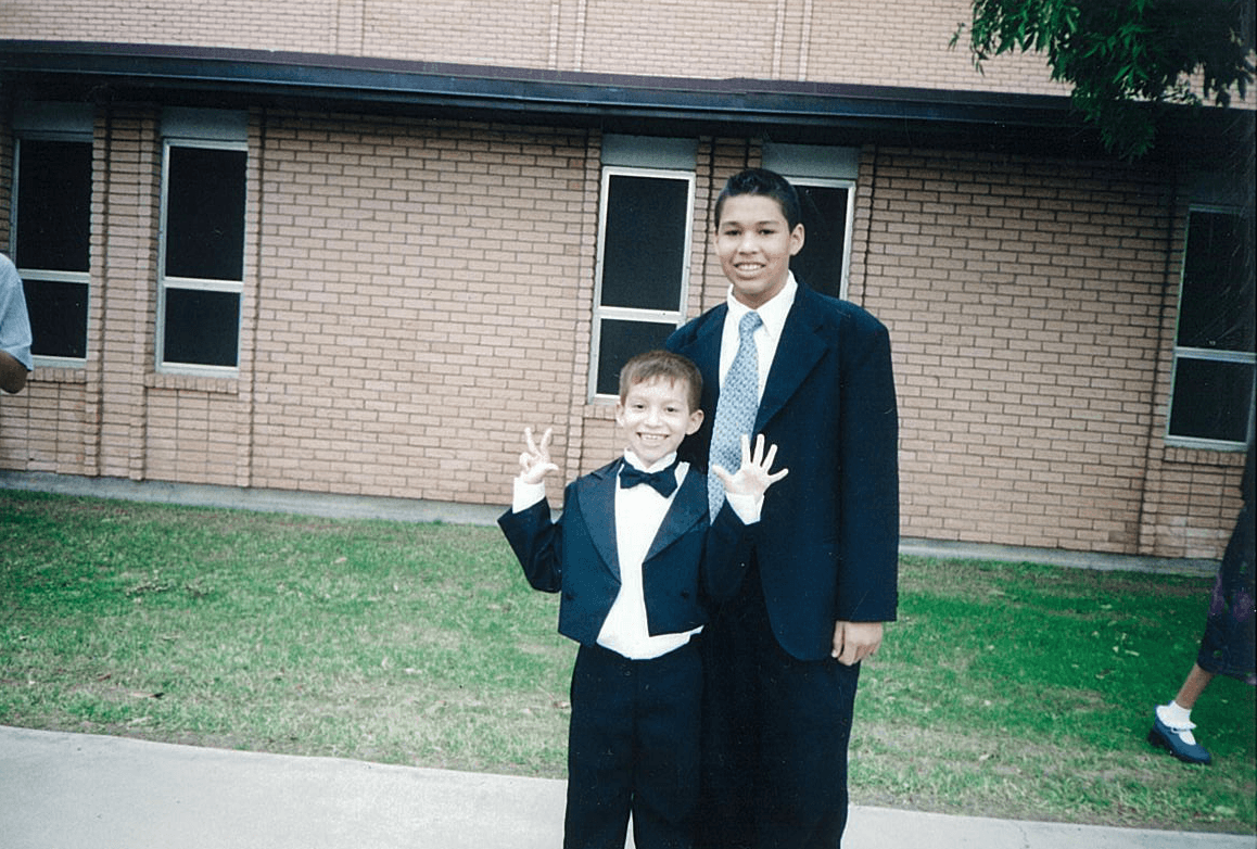 En casa le dicen malcriado, colecciona los corazones de las chicas y se describe como funny, shy y excited.