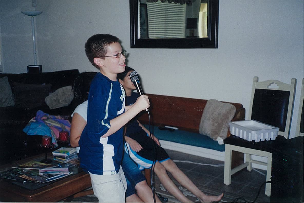 En casa le dicen malcriado, colecciona los corazones de las chicas y se describe como funny, shy y excited.