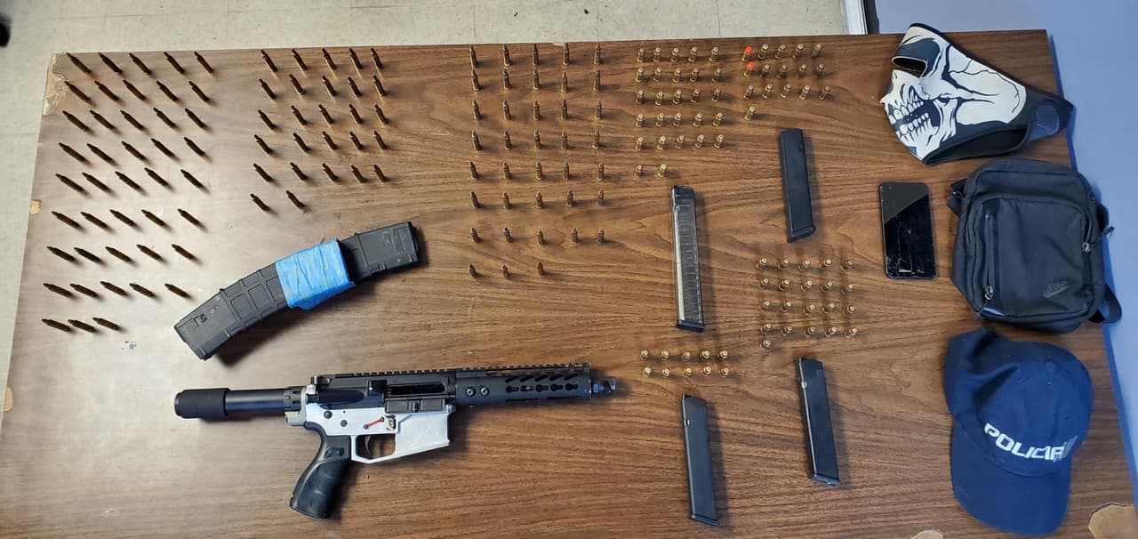 Policía ocupa rifle, municiones y cargadores a dos jóvenes en Carolina