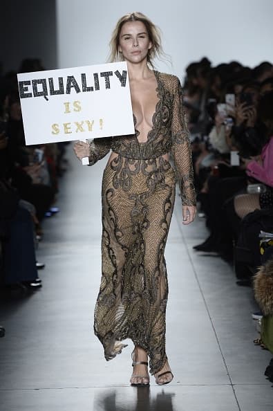 En el mismo evento, López cargó un cartel con el mensaje "la equidad es sexy" en su desfile para la diseñadora puertorriqueña Stella Nolasco.